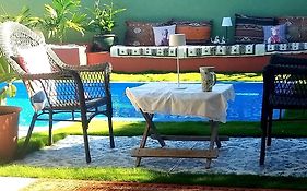 Chambre confortable dans une ambiance hôtel de charme avec piscine